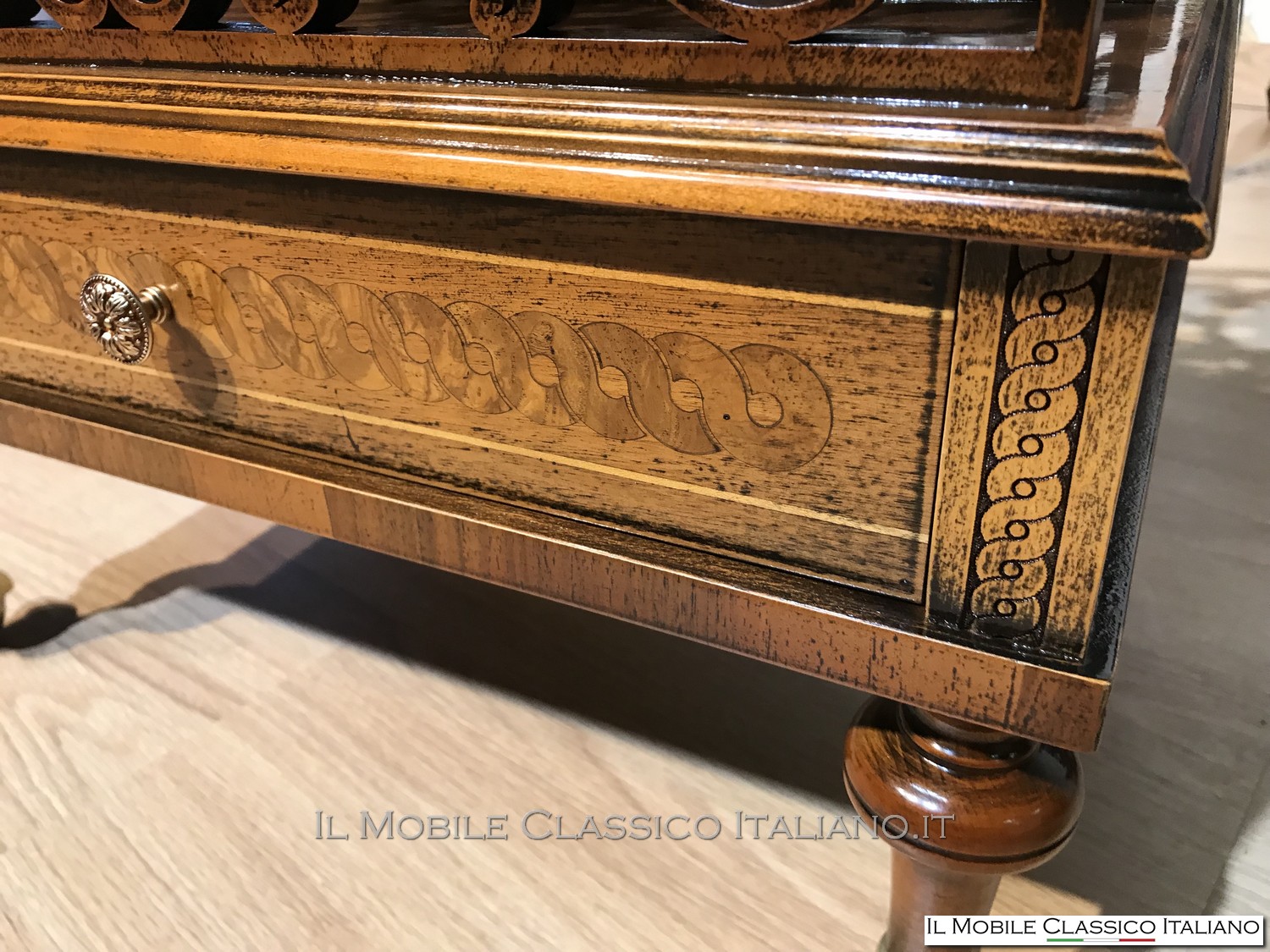 pORTARIVISTE IN STILE CLASSICO